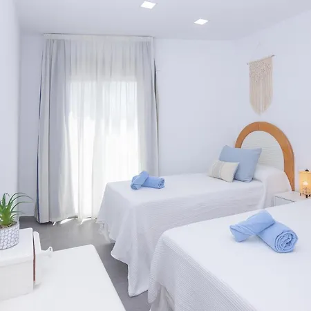 Poris 3 Beachfront By Holidays 公寓 *