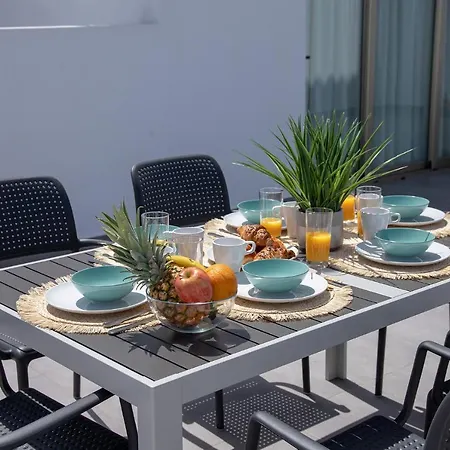 Poris 3 Beachfront By Holidays * 코라레호