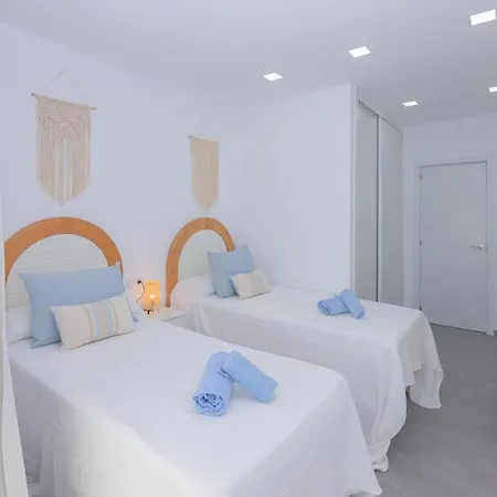 Poris 3 Beachfront By Holidays * קורלחו
